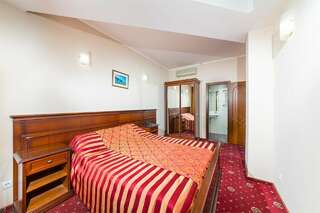 Гостевой дом Олимп Анапа Двухместный двухкомнатный улучшенный номер с балконом-4