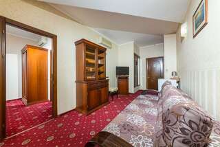 Гостевой дом Олимп Анапа Двухместный двухкомнатный улучшенный номер с балконом-2