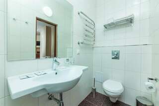 Гостевой дом Олимп Анапа Двухместный двухкомнатный улучшенный номер с балконом-8